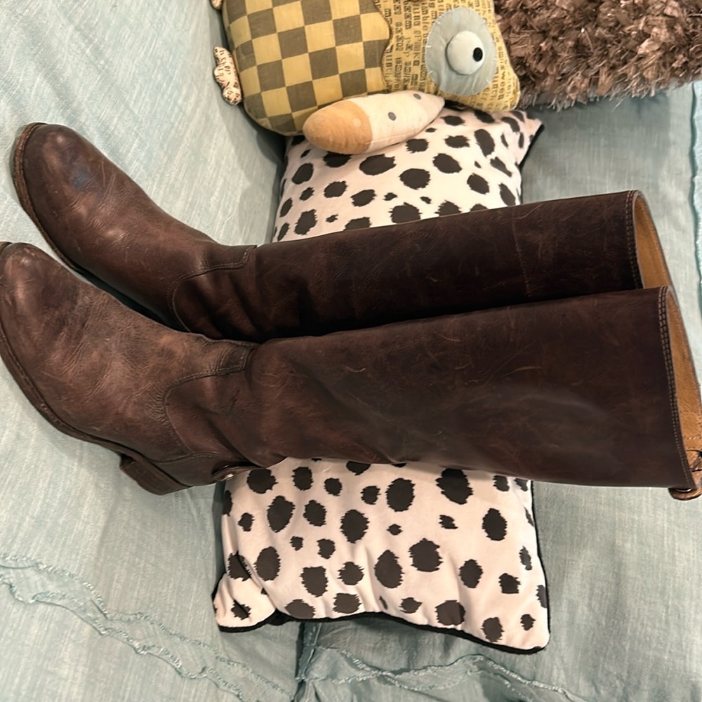 Frye ladies boots brown in color. CUTE!